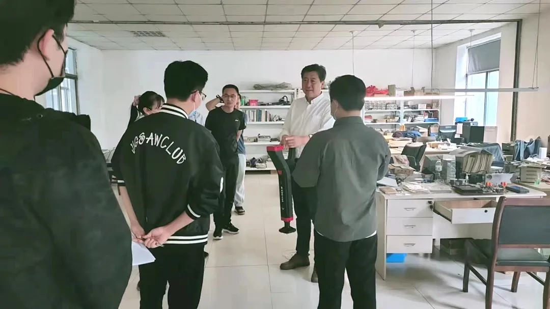 濟寧市制造強市建設指揮部督導組到科電儀器督導攀登企業(yè)實施項目情況