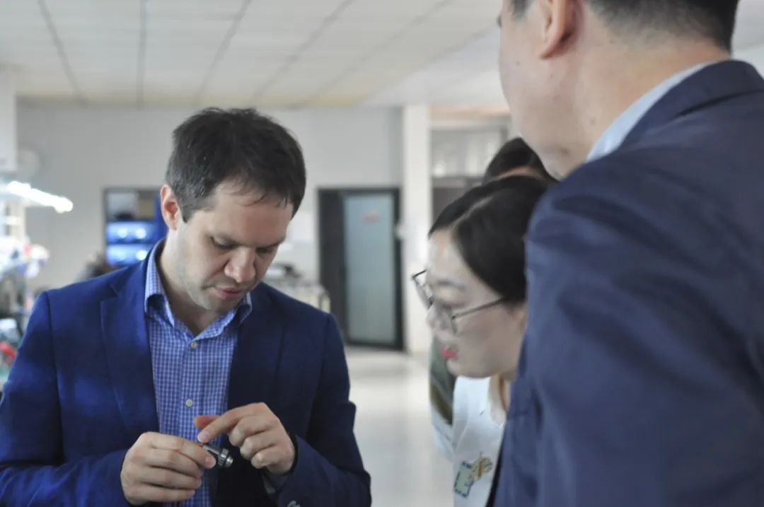 俄羅斯無(wú)損檢測(cè)研究所Denis先生一行到訪科電儀器考察交流